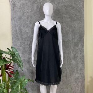 Vtg.  VANITY FAIR Nylon slip dress lingerie lace trim SIZE 42 US size M/L Black.